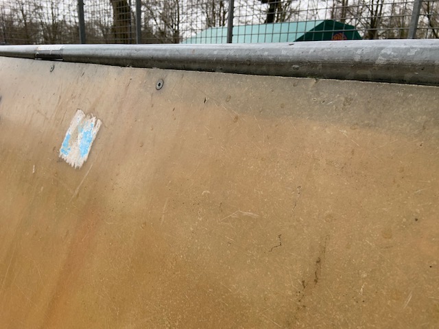 Halfpipe with spine