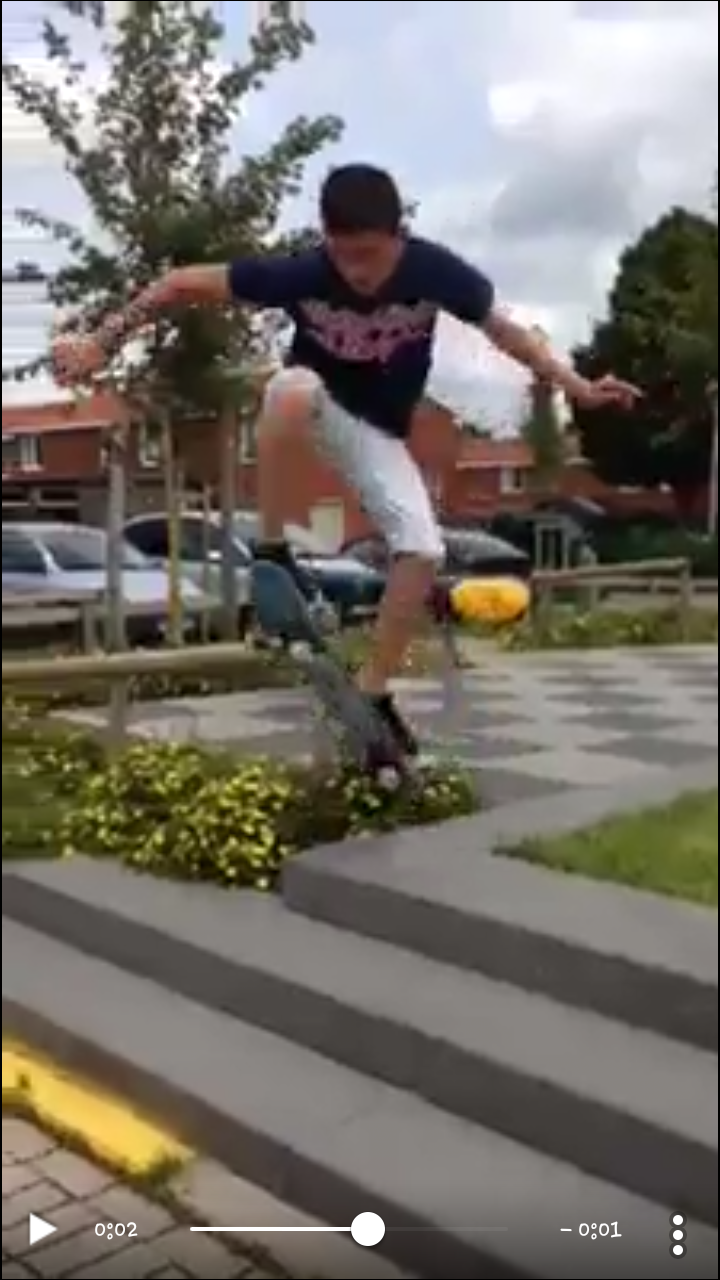 Stairs in wijk achter zwembad